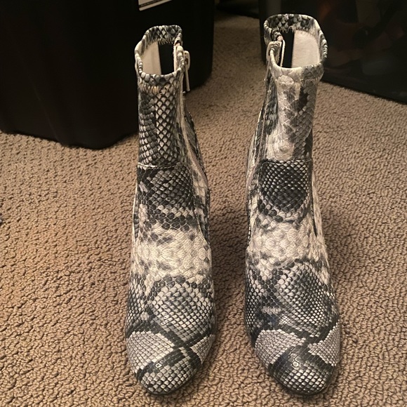 Steve Madden editor bootie size 7 - Picture 2 of 15